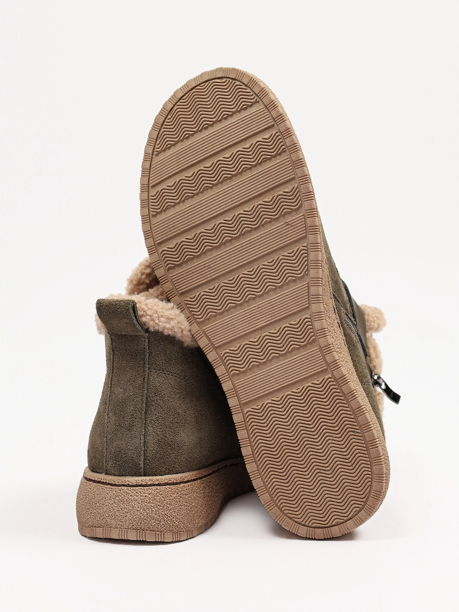 Ботинки цвета хаки с ремешком на низкой платформе